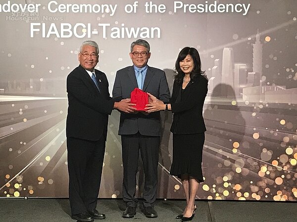 在內政部政次花敬群(中)見證監交下,中華民國不動產協進會理事長,由將捷集團總裁林長勲(左),交棒給台中龍寶建設董事長張麗莉(右)。好房網News記者李彥穎攝