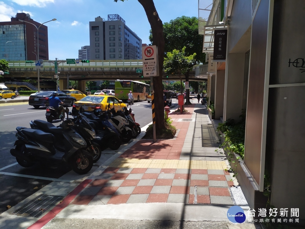 台北市民生東路三段透水鋪面人行道更新完成。圖／台灣好新聞