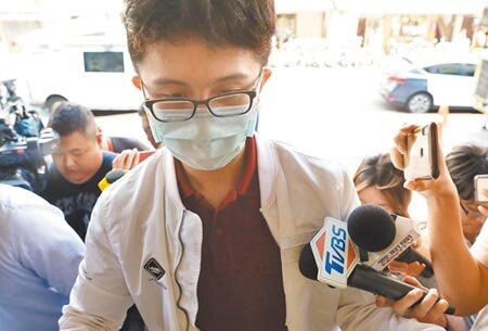 藝人狄鶯的兒子孫安佐被控違反槍砲彈藥刀械管制條例，4日士林地院第一次開庭，下午孫安佐戴著口罩，在大批媒體包圍下不發一語步入法院。（季志翔攝）