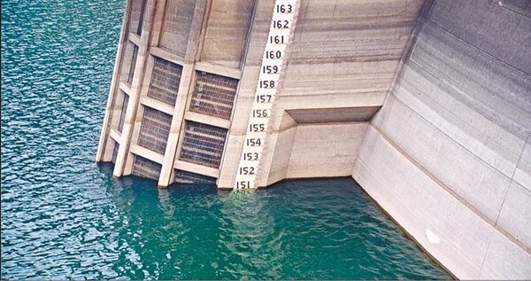 翡翠水庫水位罕見地一路掉到151公尺左右，跌破歷年水位平均值。（翡翠水庫管理局提供）