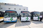 白底綠閃電　台中電動公車換新裝