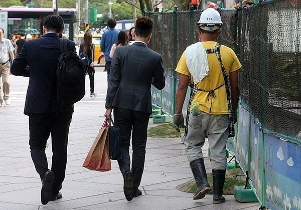 勞動部擬訂年改方案,計畫降低所得替代率,平均投保薪資逐年拉長到一百八十個月,未來月領金額約減少四分之一到三分之一。記者杜建重/攝影