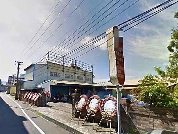 竹東鎮沿河街殯儀會館林立,甚至被爆違法排殯葬廢水,但業者也出面喊冤並非事實。 記者巫鴻瑋/翻攝