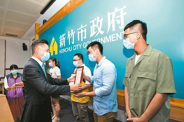 新竹市長林智堅(左)主持首次青年事務委員會,並頒發聘書給在地青年、大學生代表等委員。 圖/市府提供