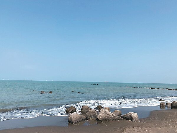 黃金海岸與高雄茄萣相鄰,台南市議員反對用高雄興達港的淤土,來養台南黃金海岸的沙灘。圖/台南市議員呂維胤提供