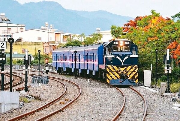有解憂列車美譽的「藍皮普快列車」,馳騁在南迴線,是台鐵目前仍在行駛中最古老列車。圖/台鐵局提供