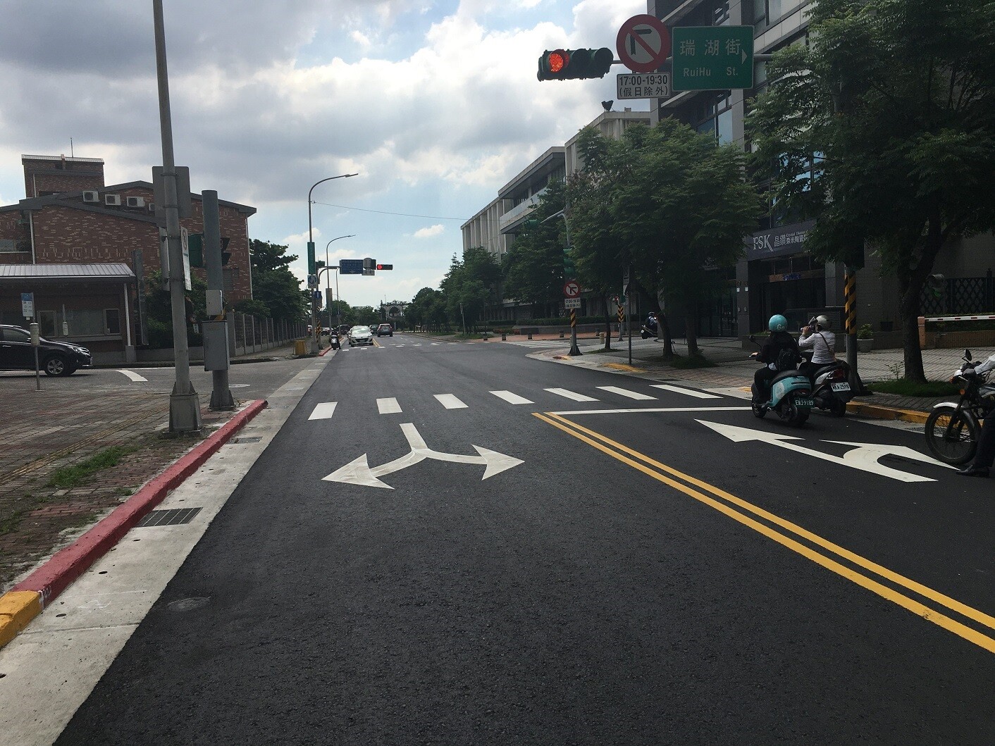 臺北市內湖區民權東路六段11巷是交通要道,這麼重的負荷也導致路面出現破損狀況。圖/台北市政府提供