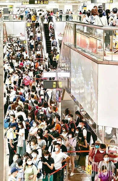 北捷每天平均運量達200萬人次，一年代為處理的遺失物約30萬件。圖／聯合報系資料照