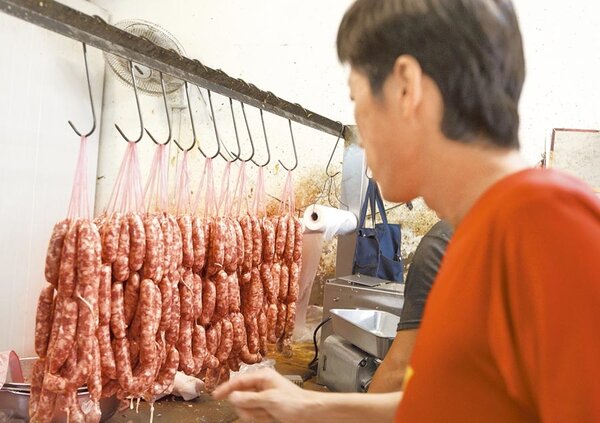 衛福部5日公布，元旦起，含肉產品都要標示原料產地，香腸也包括。圖為民眾選購香腸。（張鎧乙攝）