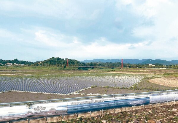 阿公店水庫建置台灣首座漂浮太陽能發電站，日前有民眾發現太陽能板間竟然長草，空中鳥瞰像極了停車場植草磚，直呼奇景。 圖／讀者提供