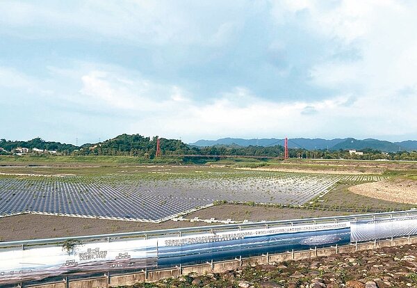 阿公店水庫建置台灣首座漂浮太陽能發電站,日前有民眾發現太陽能板間竟然長草,空中鳥瞰像極了停車場植草磚,直呼奇景。 圖/讀者提供