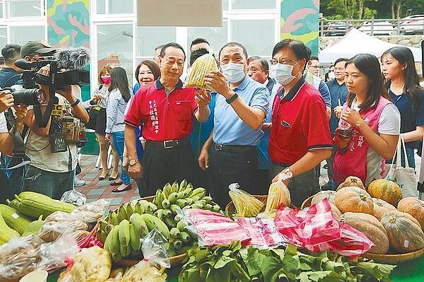 口罩國家隊爆出混充大陸貨，新北市長侯友宜（前左二）5日強調，將嚴格追究加利科技行政責任。（新北市新聞局提供／葉德正新北傳真）