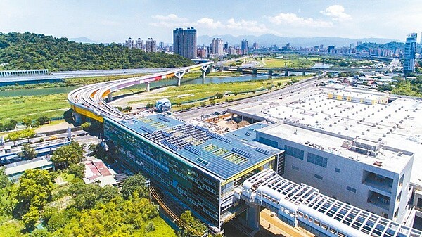 大台北環狀線第一階段通車,起於新店大坪林站、終在新莊新北產業園區站,跨越雙北四個行政區、串連了八條捷運線,帶動周邊房市發展。新北捷運局/提供