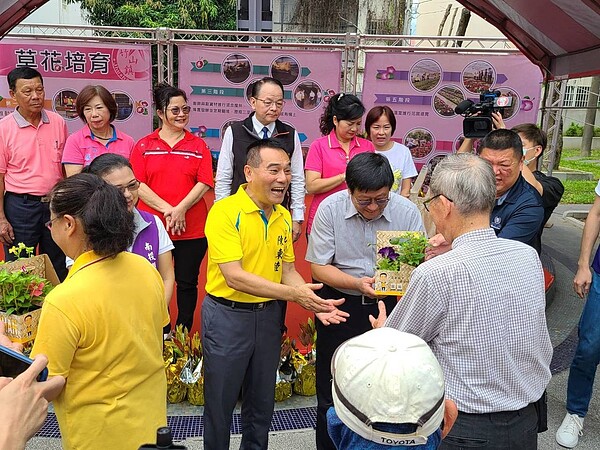 竹山鎮長陳東睦(中排右三)與環保署長張子敬(中排右二)一起贈花給環保志工。 圖/竹山鎮公所提供