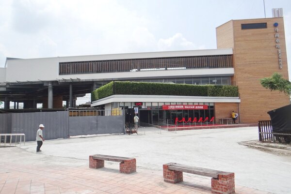 雲林縣斗南鎮火車站現代化的新站完工，昨天落成啟用（圖）。走過70多年也是昭和年間台灣最後一座改建的斗南舊車站，將保留活化再生。記者蔡維斌／攝影