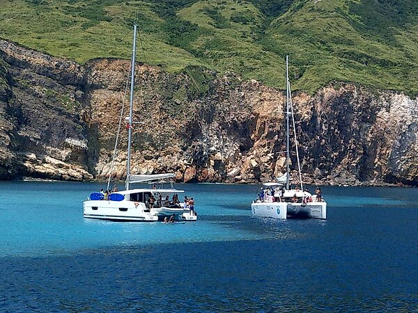 遊艇業者經常載客人到龜山島「牛奶海」從事水上遊憩活動。圖/簡逢均提供