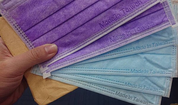 目前食藥署已著手規劃無論進口、國產所有醫用口罩逐片打上「MD(或Medical)」及「原產地」鋼印,國產口罩機台約351台需置換時間,評估最快一個月後才能全數鋼印。記者陳婕翎/攝影