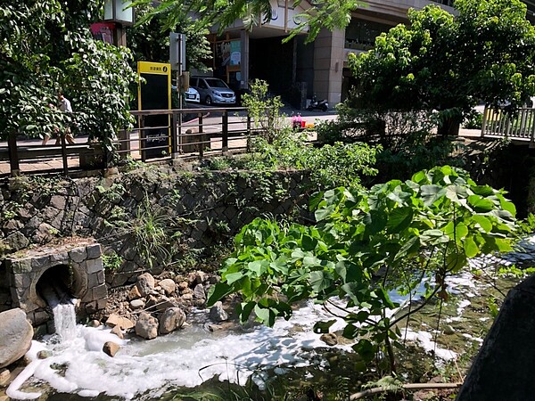 北投溪有大量白色泡沫,環保局查獲排放源是金都精緻溫泉飯店股份有限公司。圖/台北環保局提供