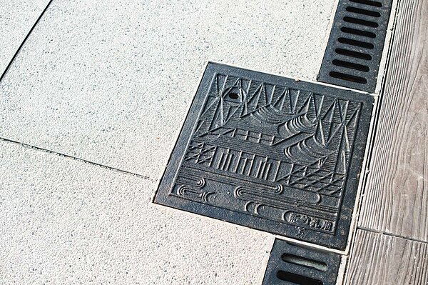 兩側水溝蓋藏有孔廟圖像。圖/新竹市觀光工程科提供