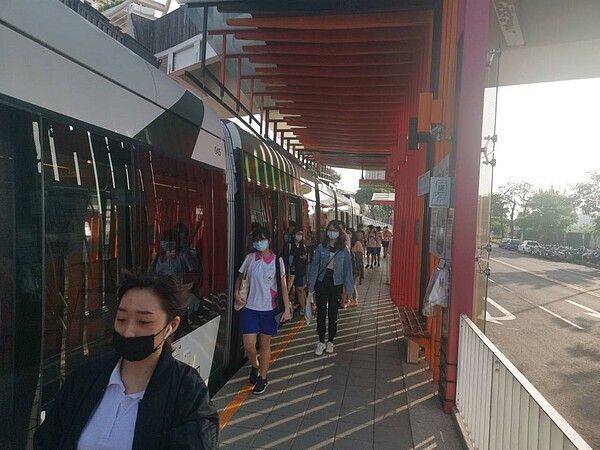 新冠肺炎疫情趨緩,加上各項優惠行銷,高雄捷運運量回升至每日14.5萬人次,輕軌也回升到8495人次。圖/高雄市捷運局提供