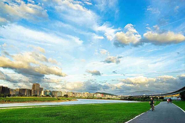 北市自行車政策將規畫10年自行車路網，還要整合河濱自行車道與台北大縱走。圖／北市水利處提供