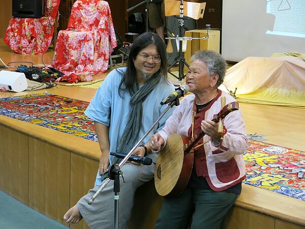 圖為去年嚴詠能(左)打狗亂歌團×恆春嬤民謠進鄉團嘉南藥大開唱。圖/嘉南藥大提供