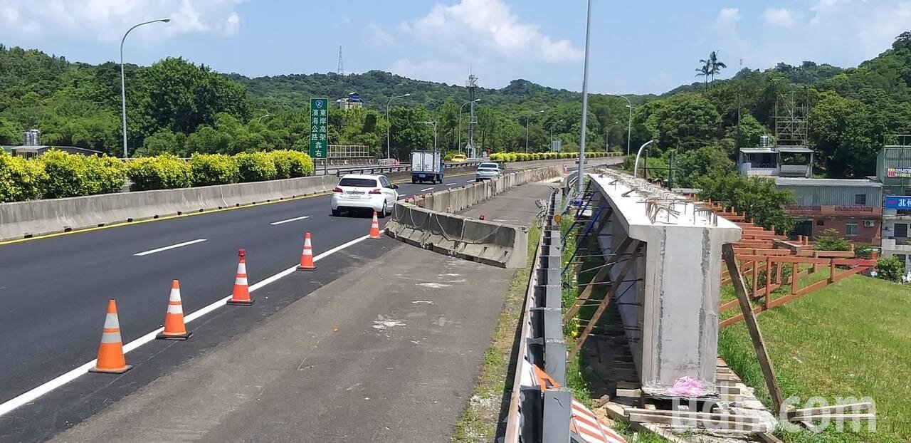 中山高速公路北上跨越基隆鶯歌溪的路肩預力梁受損,高公局預計7日晚間10點吊放新的預力梁。記者邱瑞杰/攝影