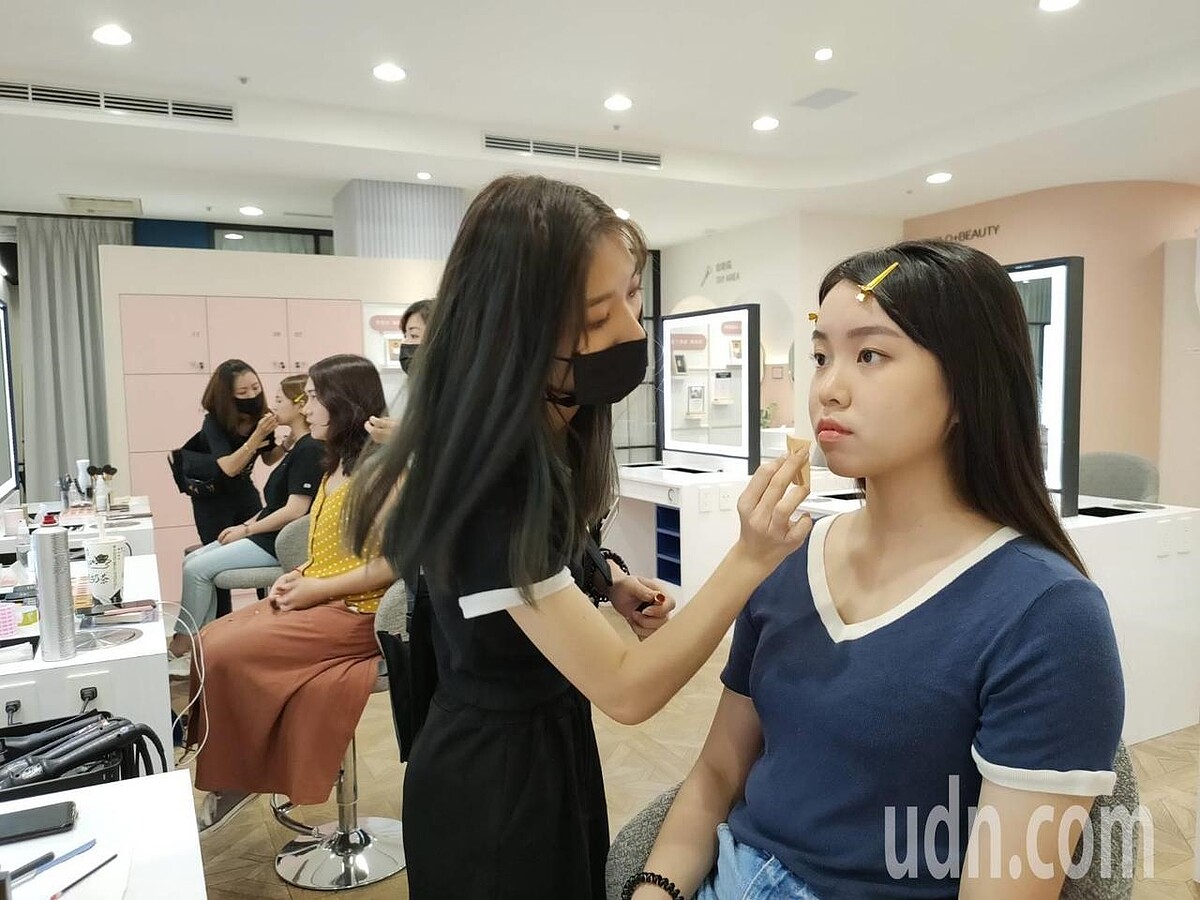 Holo+FACE在拍攝前先替客人化妝。記者黃寅/攝影