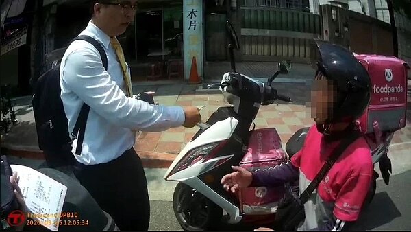 熱心仲介(圖翻攝自臉書影片)