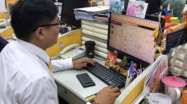 因工作性質需要帶客人四處看房,陳家裕平時要做功課、準備許多相關資料。圖/好房網News記者王銘紳攝