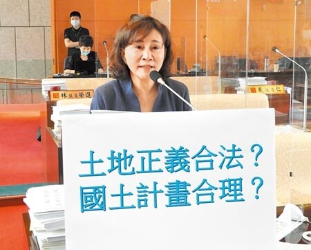 台中市議員黃馨慧抨擊說,農地工廠臨時登記再延20年,農地逐年消失、拆除速度趕不上違章新增案數,台中國土計畫法恐空有「美麗願景」?(陳世宗攝)
