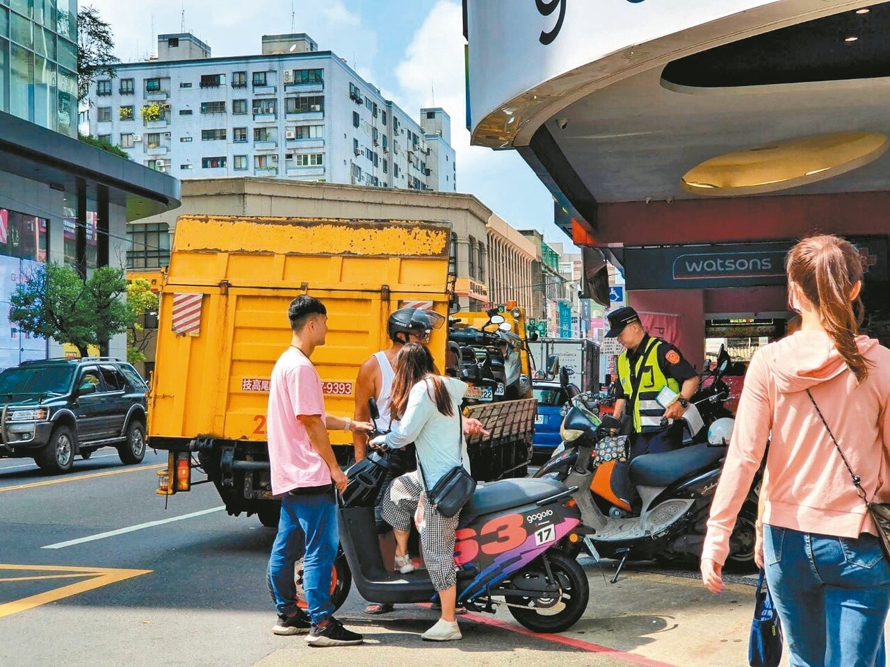 桃園市八德地區沒有拖吊保管場，市區違停、併排停車等亂象惹民怨。記者陳夢茹／攝影