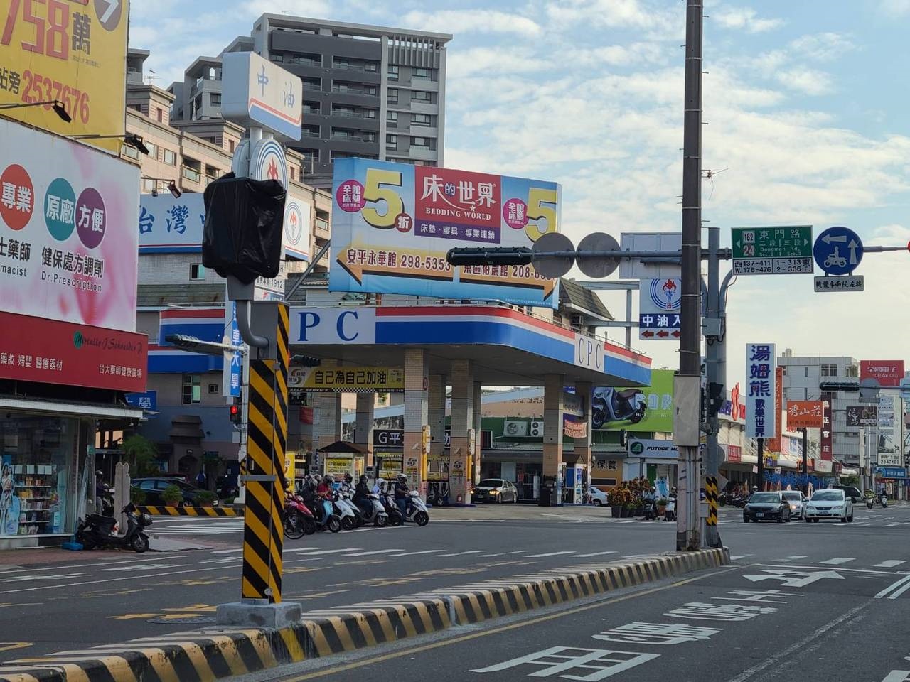 台南市東區中華東路、東門路口新增設取締闖紅燈照相桿，仍以塑膠袋套住，預計9月下旬開拍。記者黃宣翰／攝影