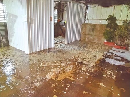 彰化市中興路彰基7期大樓工地,施作連續連壁工程,5日深夜再度陷落,滾滾泥漿和地下水不斷湧出;附近住戶擔心地基崩塌,驚恐一夜難眠。(吳敏菁攝)