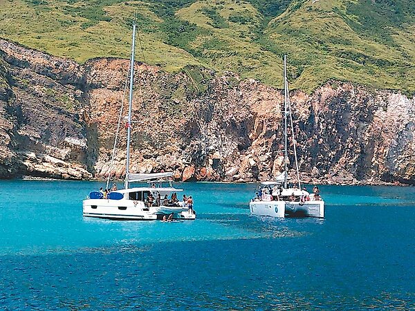 民眾搭乘遊艇到「牛奶海」,泡在海裡潛水或玩立槳等。圖/簡逢均提供