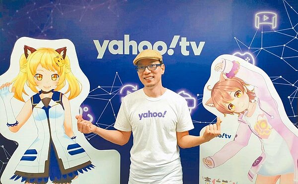 虛擬網紅會演歌、跳舞，還會說故事與主持節目，虎妮（左）與杏仁咪嚕（右）粉絲人數已突破50萬人，圖中為Yahoo TV虛擬網紅製作人許朝欽。（Yahoo TV提供）