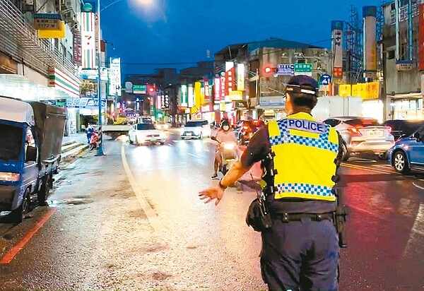 桃園市警局路口交通大執法一週,汽機車闖紅燈、紅燈右轉違規約占8成最高。 記者曾增勳/翻攝