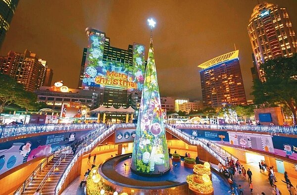 新北歡樂耶誕城今年將與迪士尼合作,不僅夜間有光雕秀,連白天都有相關布景,經典人物白雪公主、愛麗絲夢遊仙境等角色都會出現。圖/新北觀旅局提供