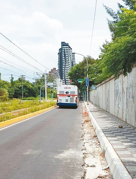 淡水中正路2段原為雙向4線道，如今輕軌軌道占據2個車道，只要公車一靠站，後方的車輛就會卡住。圖／議員鄭宇恩服務處提供