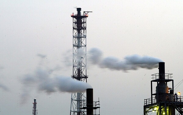 政府擬針對耗能產業徵收碳稅,已減少二氧化碳排放,降低污染負擔。圖/聯合報系資料照片