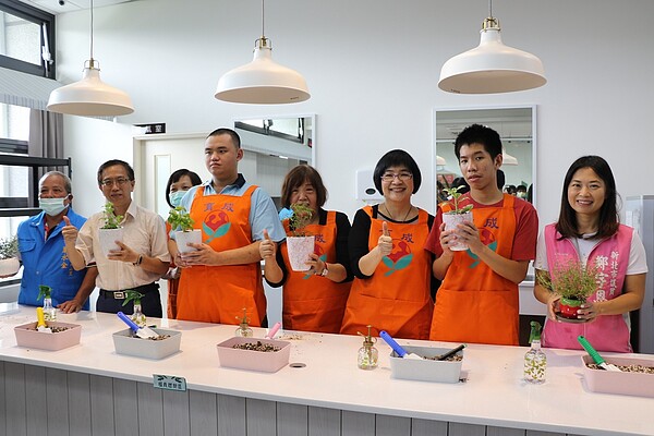 新北市義山小作所、日照中心同步成立,提供35位18歲以上身障者在地樂活發展。圖/新北市社會局提供