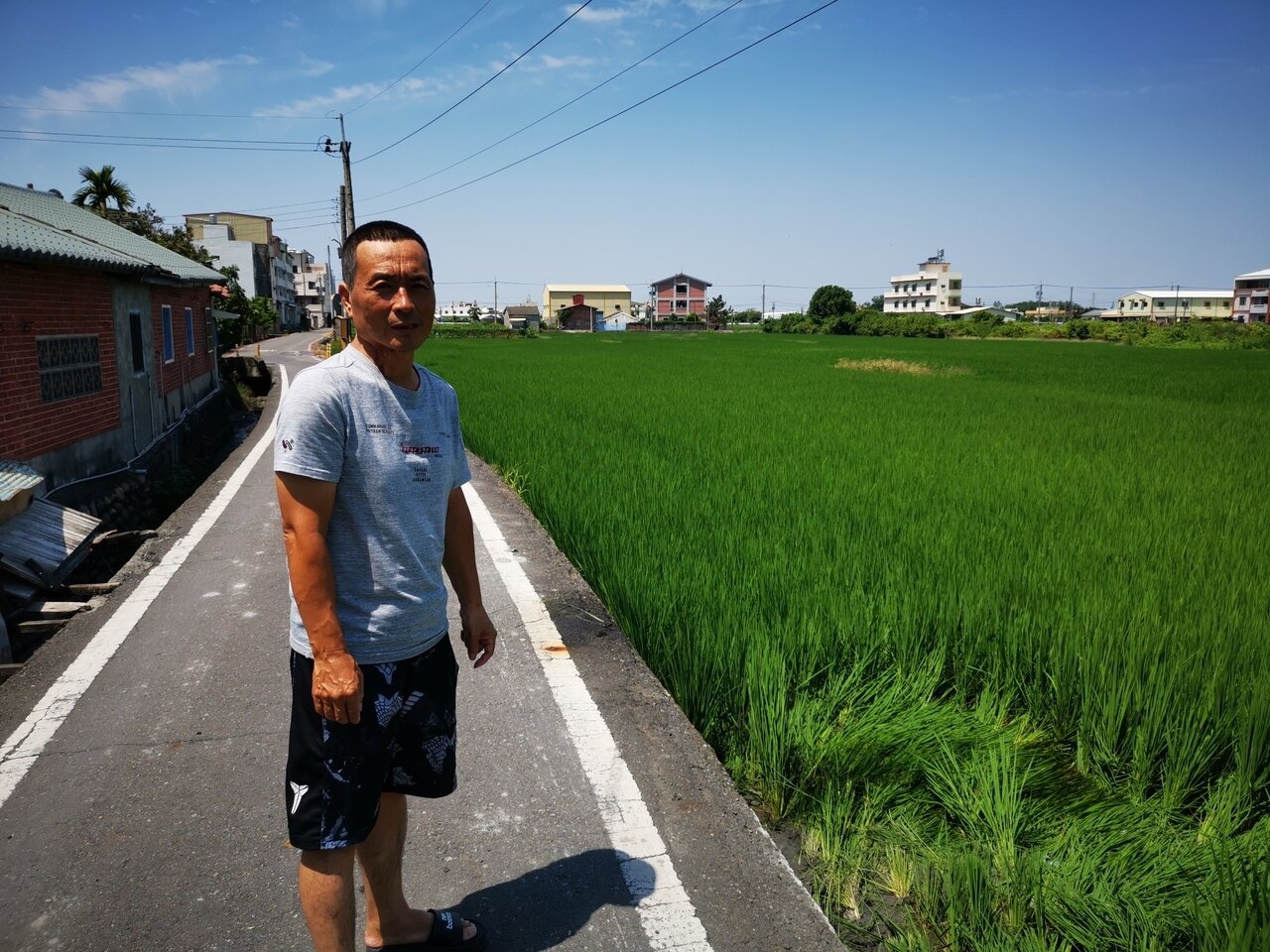 彰化縣社頭鄉社石路760巷昨天又摔落一輛汽車,廣福村長蕭建元說,因道路狹窄常出意外,早希望能拓寬道路,但地主不願釋出土地拓寬,希望公所出面再協商。記者林宛諭/攝影