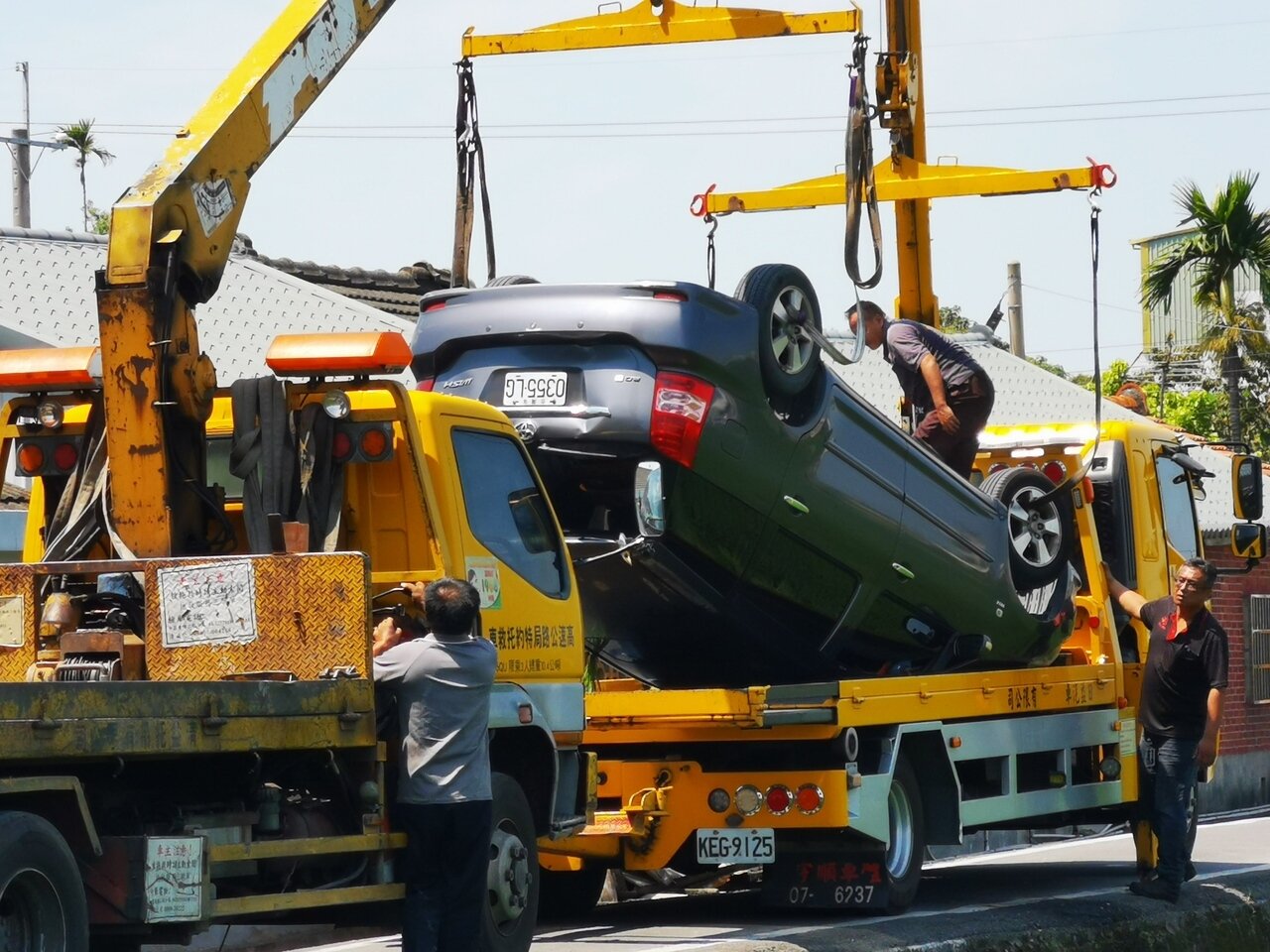 彰化縣社頭鄉社石路760巷因太狹窄一年經常摔落多部輛汽機車到稻田中,昨天又摔落一輛汽車,出動吊車救援。記者林宛諭/攝影