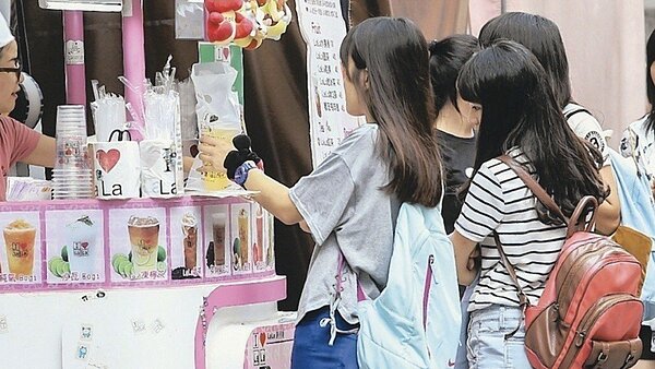 小雞上工調查開學後學生的打工取向，發現多數仍傾向工作機會較多的餐飲服務業或是工作性質相對較輕鬆的行政文書類工作。圖為示意圖，本報資料照片。