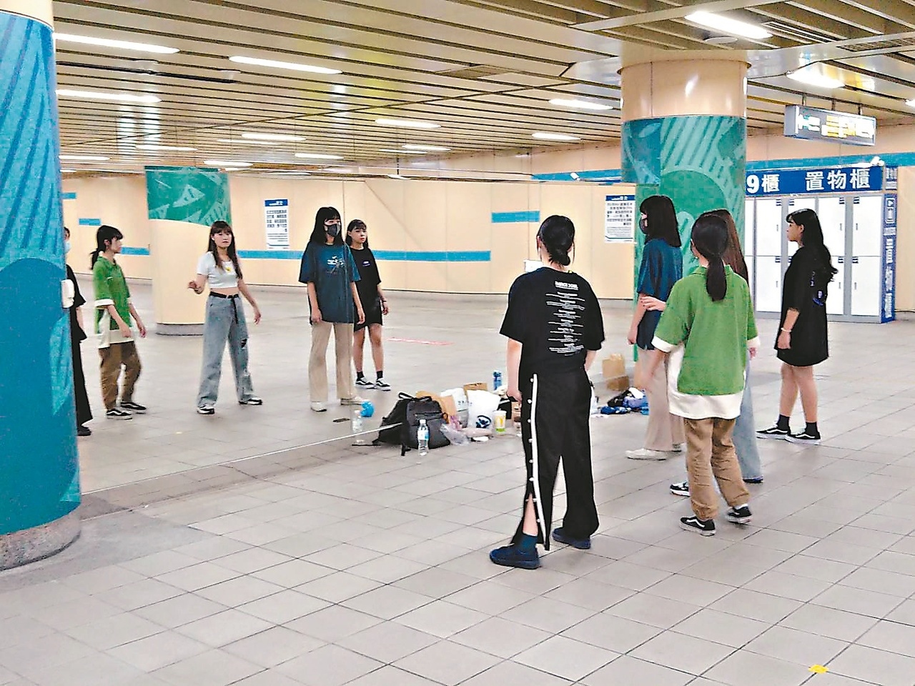 捷運板橋站3號出口練舞空間已進行優化，許多學生舞者齊聚練舞。記者吳亮賢／攝影