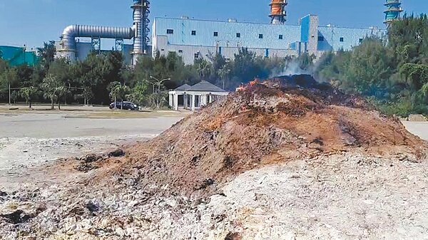 祈福法會5日在通霄海水浴場焚燒煙供塔,民眾發現悶燒多日,怨聲載道。(讀者提供/何冠嫻苗栗傳真)