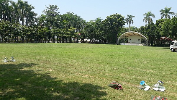 台南市文化局規畫佳里運動公園改建為「鹽分地帶文化中心」,當地民眾質疑佳里唯一完整林蔭綠地,不該興建展演建築。記者周宗禎/攝影