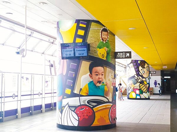 網紅「蔡阿嘎」在機捷A2三重站打造兒子「蔡桃貴」主題車站來慶生,引發桃園市議員怒火。圖/桃園市議員黃敬平提供