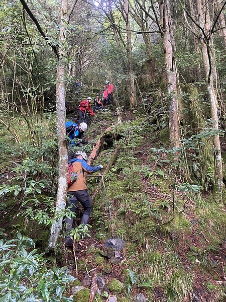 57歲趙姓女山友8月22日在中雪山失聯，到昨天動員399人次，經14天搜救，至今生死未卜。圖／苗栗縣政府消防局提供