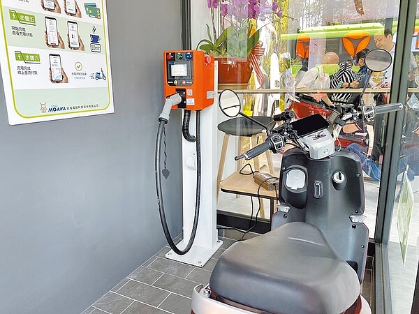 EV-50快充充電站只需一坪大小就能建置。(馮惠宜攝)